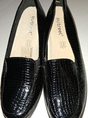 Women's Black Croc-Embossed Slip-On Loafers